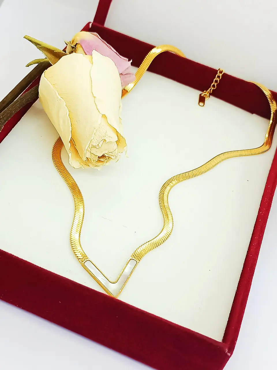 Colgante Forma V Gargantilla Acero Minimalista enchapado en Oro 18k 7