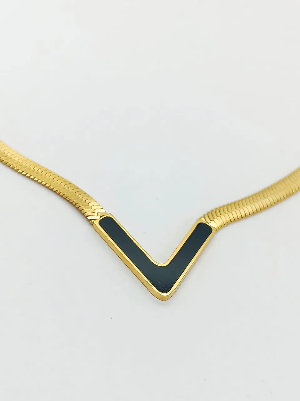 Colgante Forma V Gargantilla Acero Minimalista enchapado en Oro 18k 12