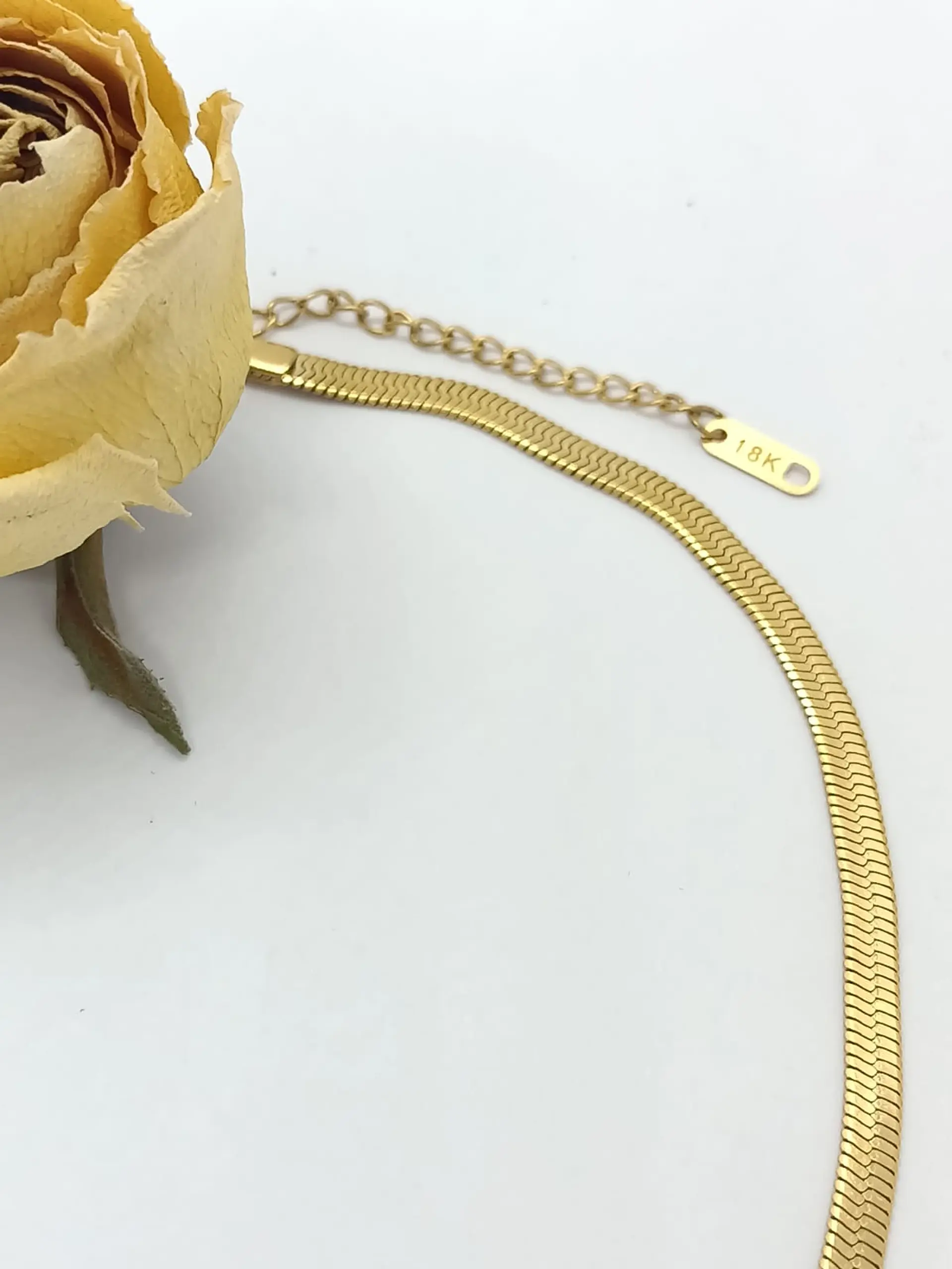 Colgante Forma V Gargantilla Acero Minimalista enchapado en Oro 18k 13