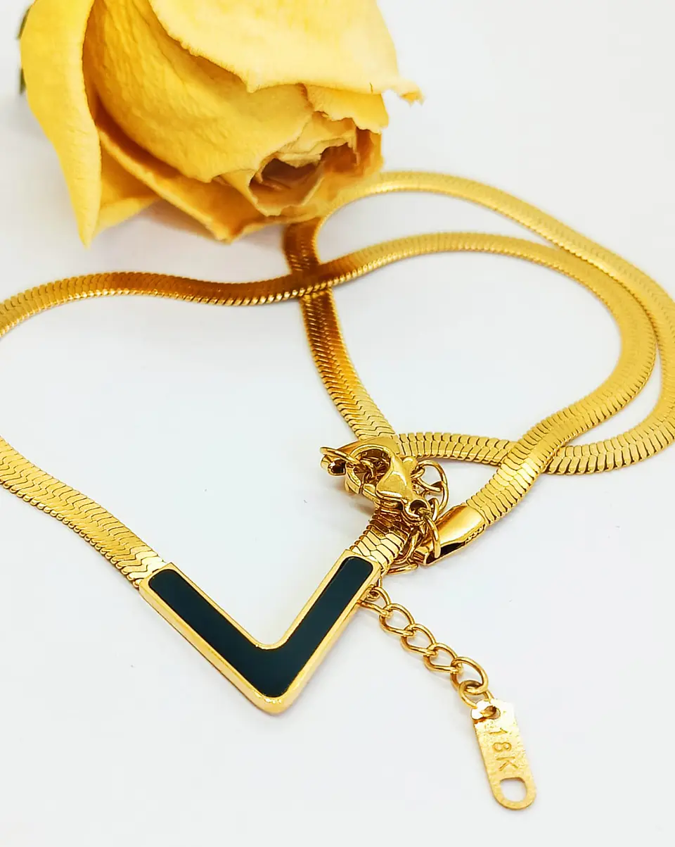 Colgante Forma V Gargantilla Acero Minimalista enchapado en Oro 18k 14