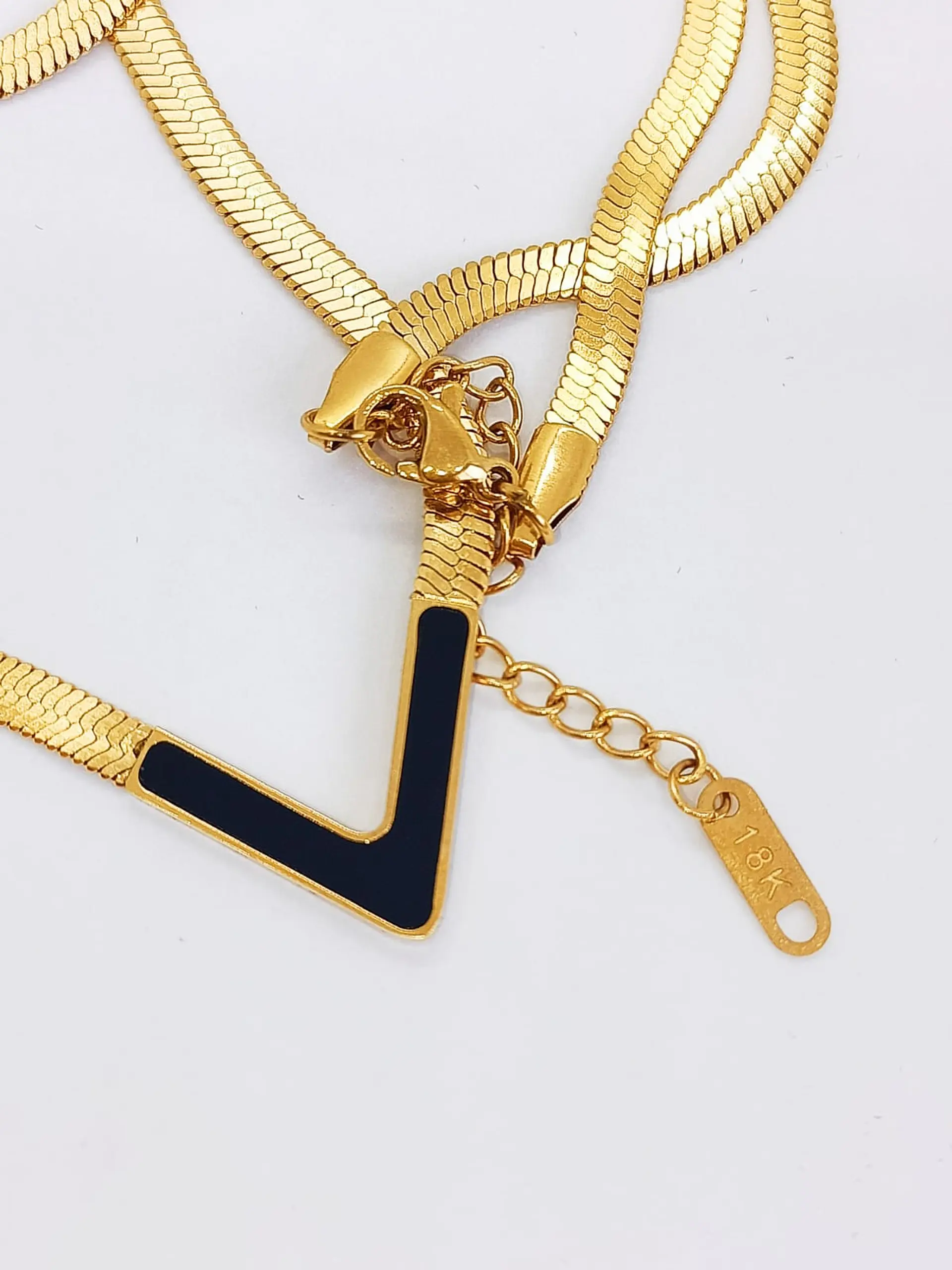 Colgante Forma V Gargantilla Acero Minimalista enchapado en Oro 18k 17