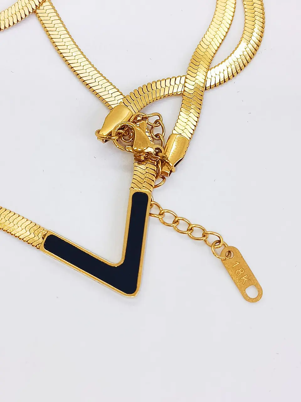 Colgante Forma V Gargantilla Acero Minimalista enchapado en Oro 18k 17