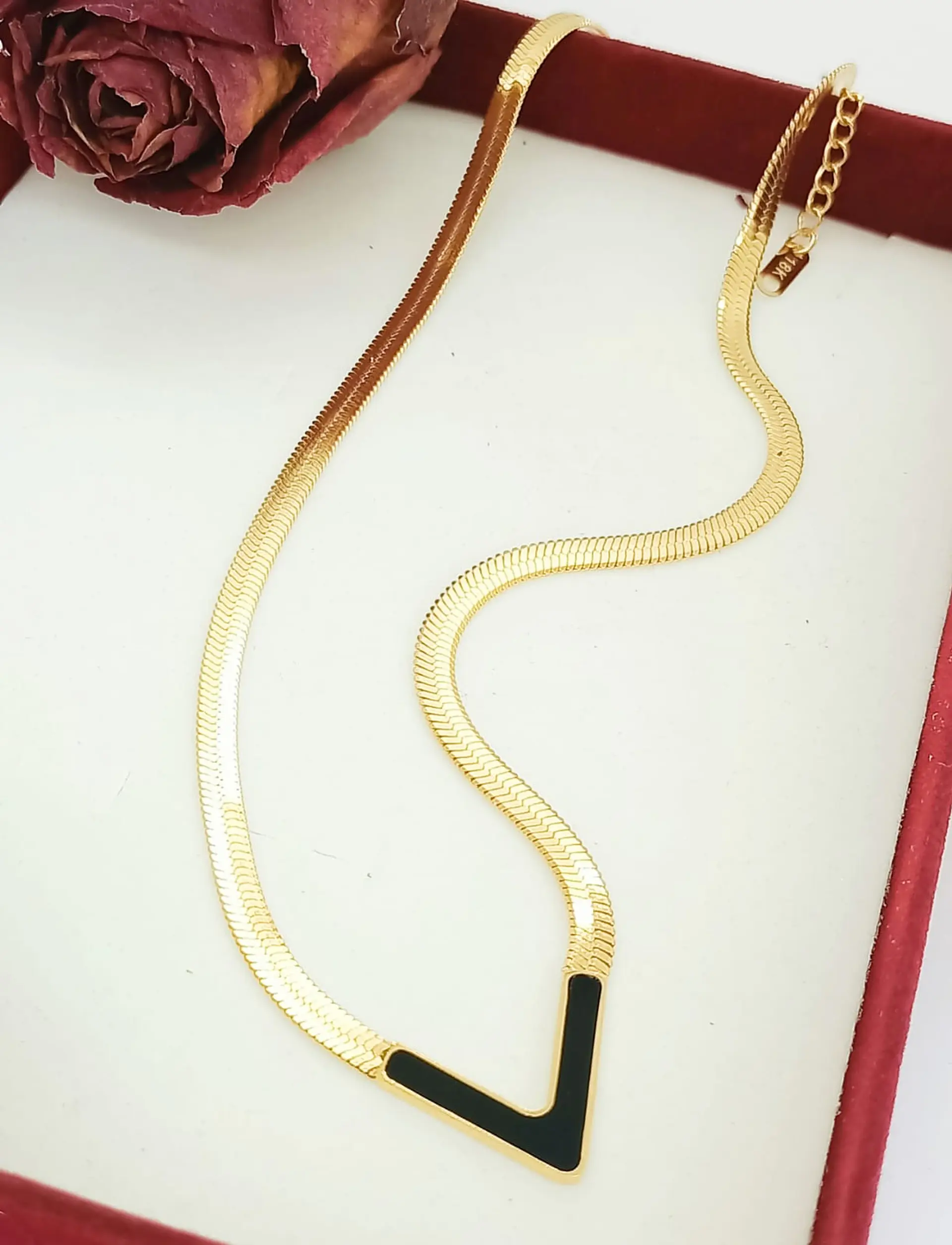 Colgante Forma V Gargantilla Acero Minimalista enchapado en Oro 18k 18
