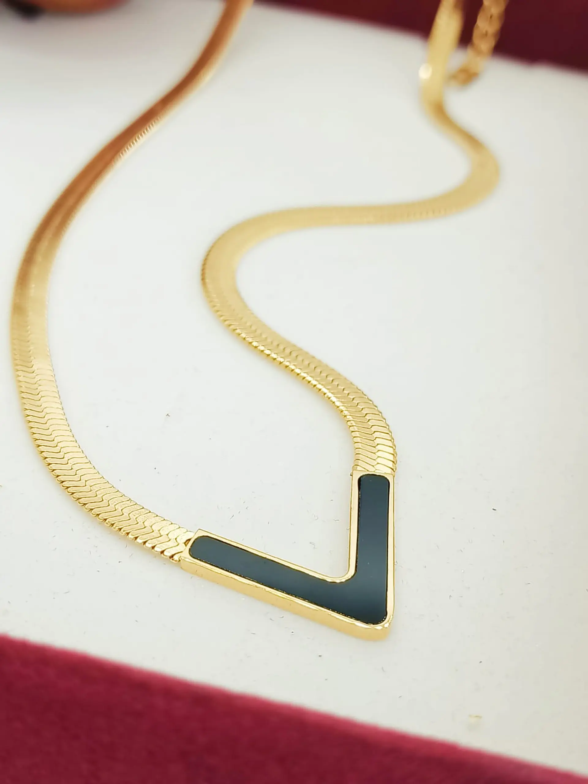 Colgante Forma V Gargantilla Acero Minimalista enchapado en Oro 18k 19