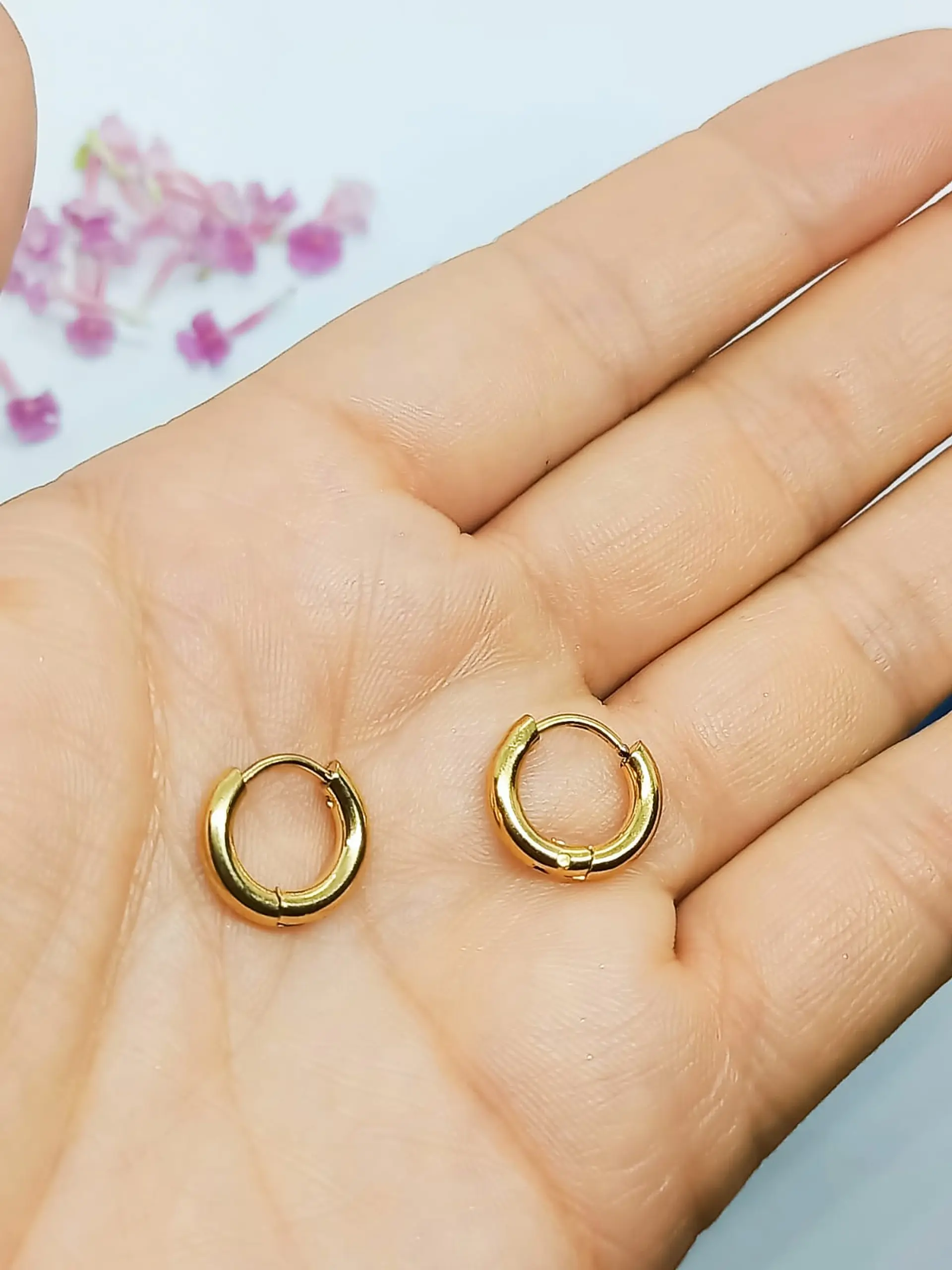 Argollas Huggies chicas 8mm enchapadas en oro 18kl  4