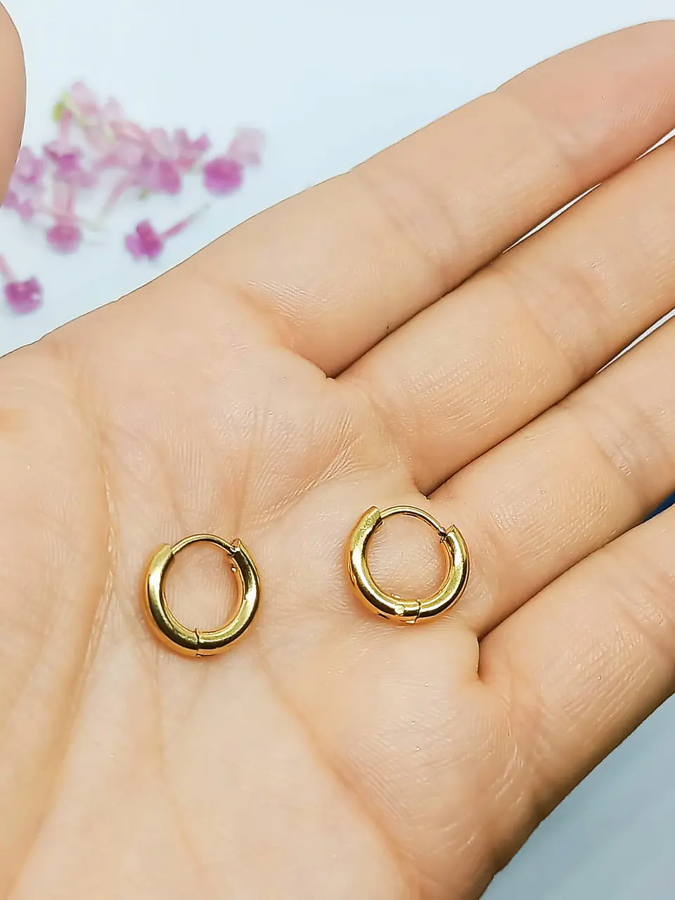 Argollas Huggies chicas 8mm enchapadas en oro 18kl  4