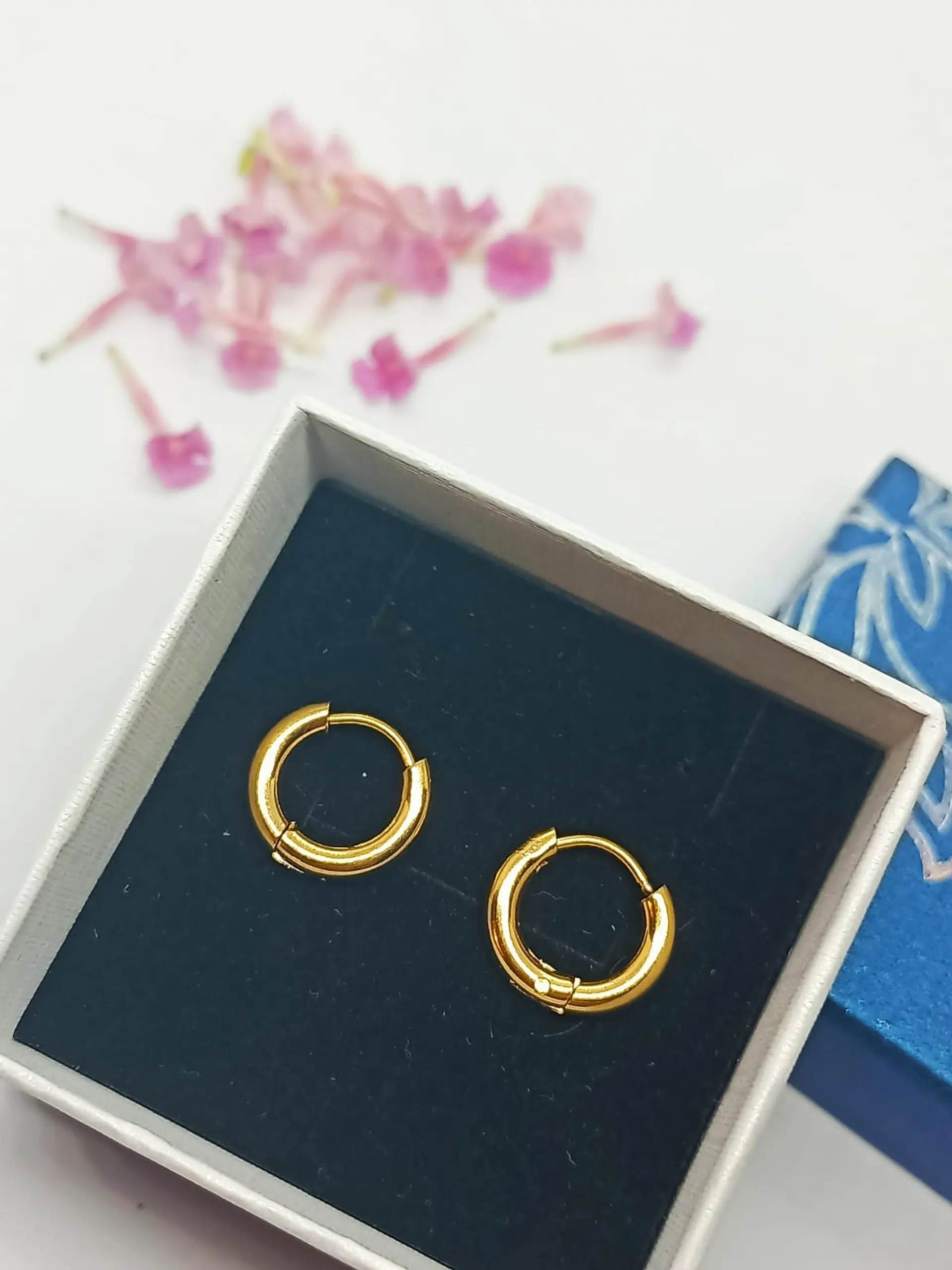 Argollas Huggies chicas 8mm enchapadas en oro 18kl  2