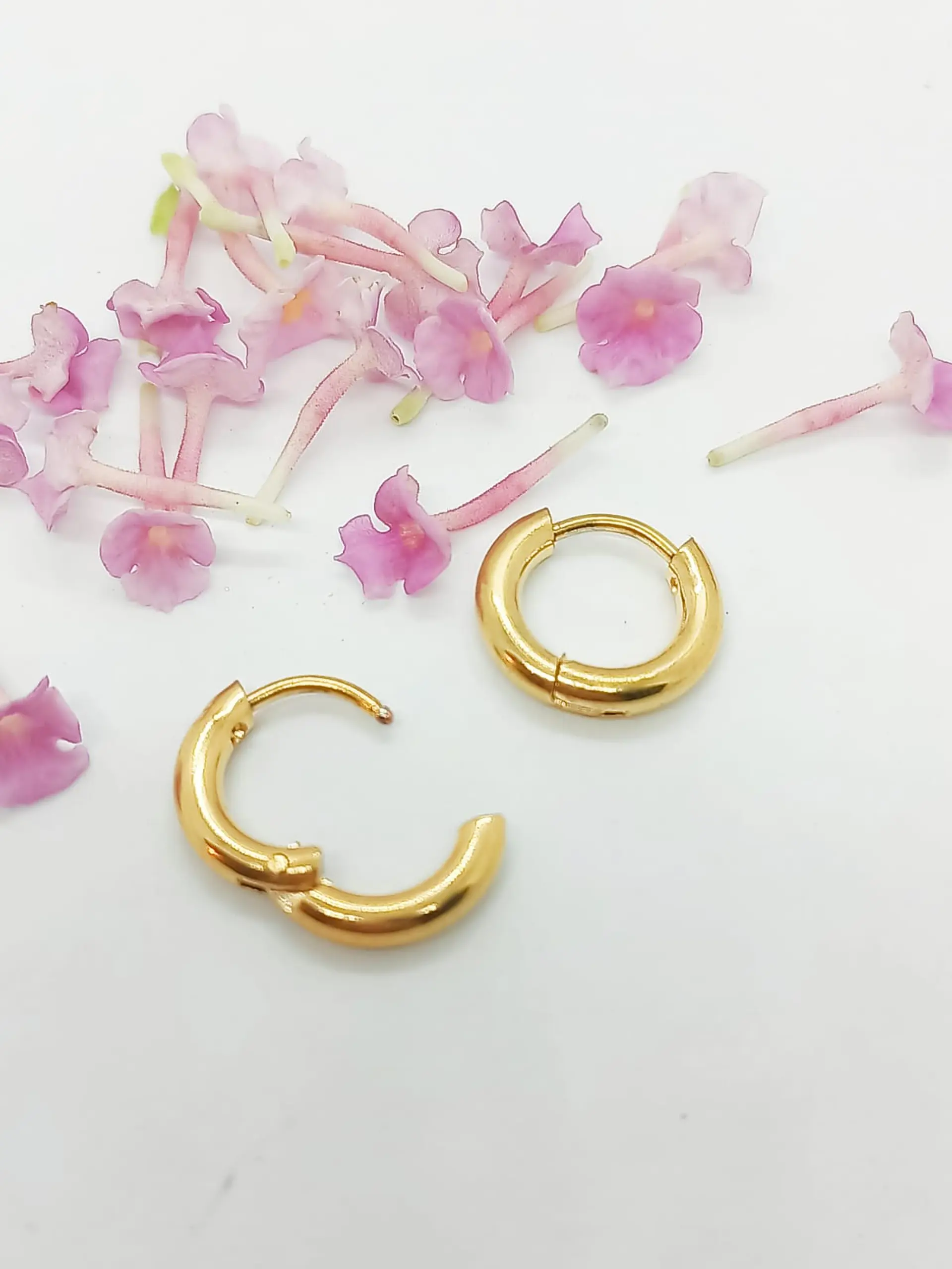 Argollas Huggies chicas 8mm enchapadas en oro 18kl  6