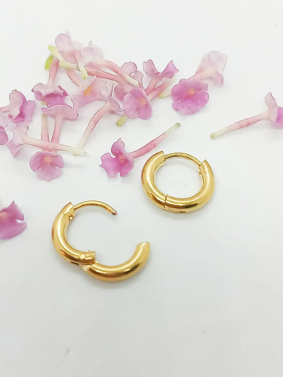 Argollas Huggies chicas 8mm enchapadas en oro 18kl  6