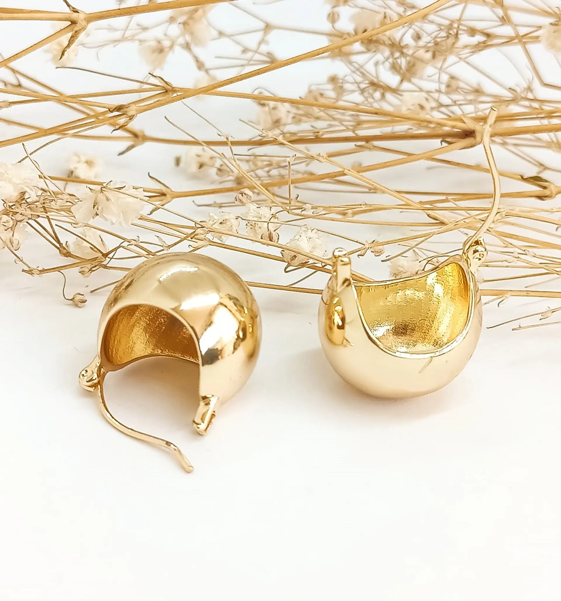 Argollas bote Huggies Esféricas Minimalista chapadas en oro 18k 5
