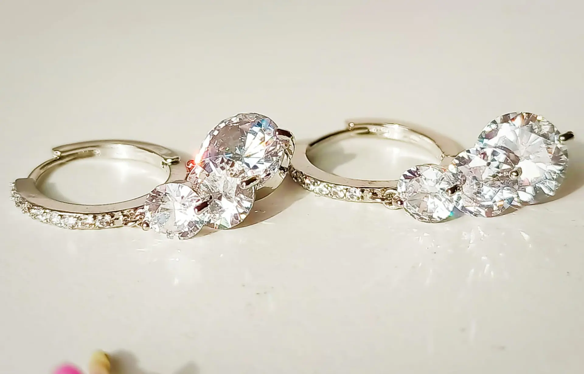 Argollas Huggies Zirconios pavé chapado en plata fina ley S925 5