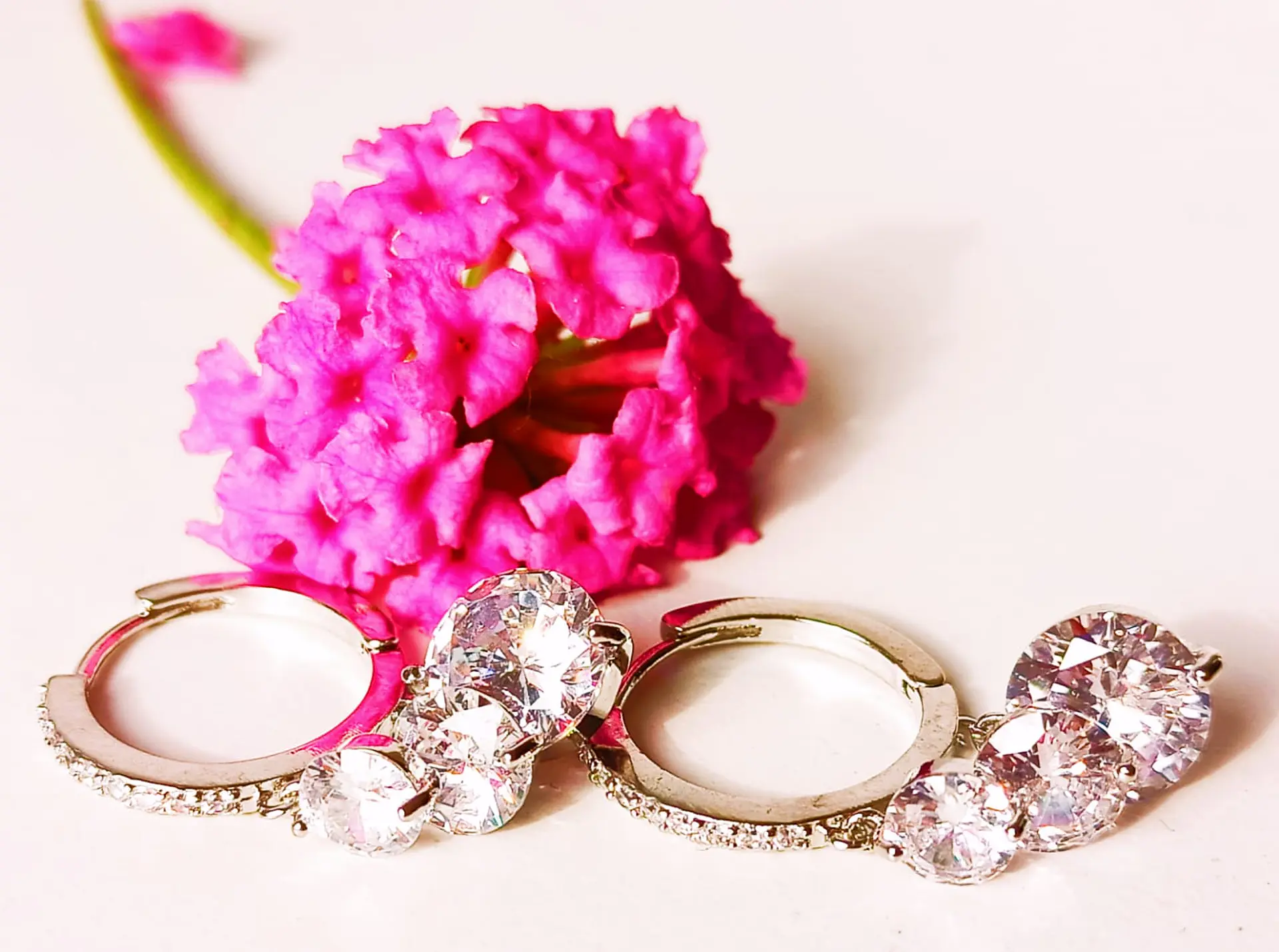 Argollas Huggies Zirconios pavé chapado en plata fina ley S925 9