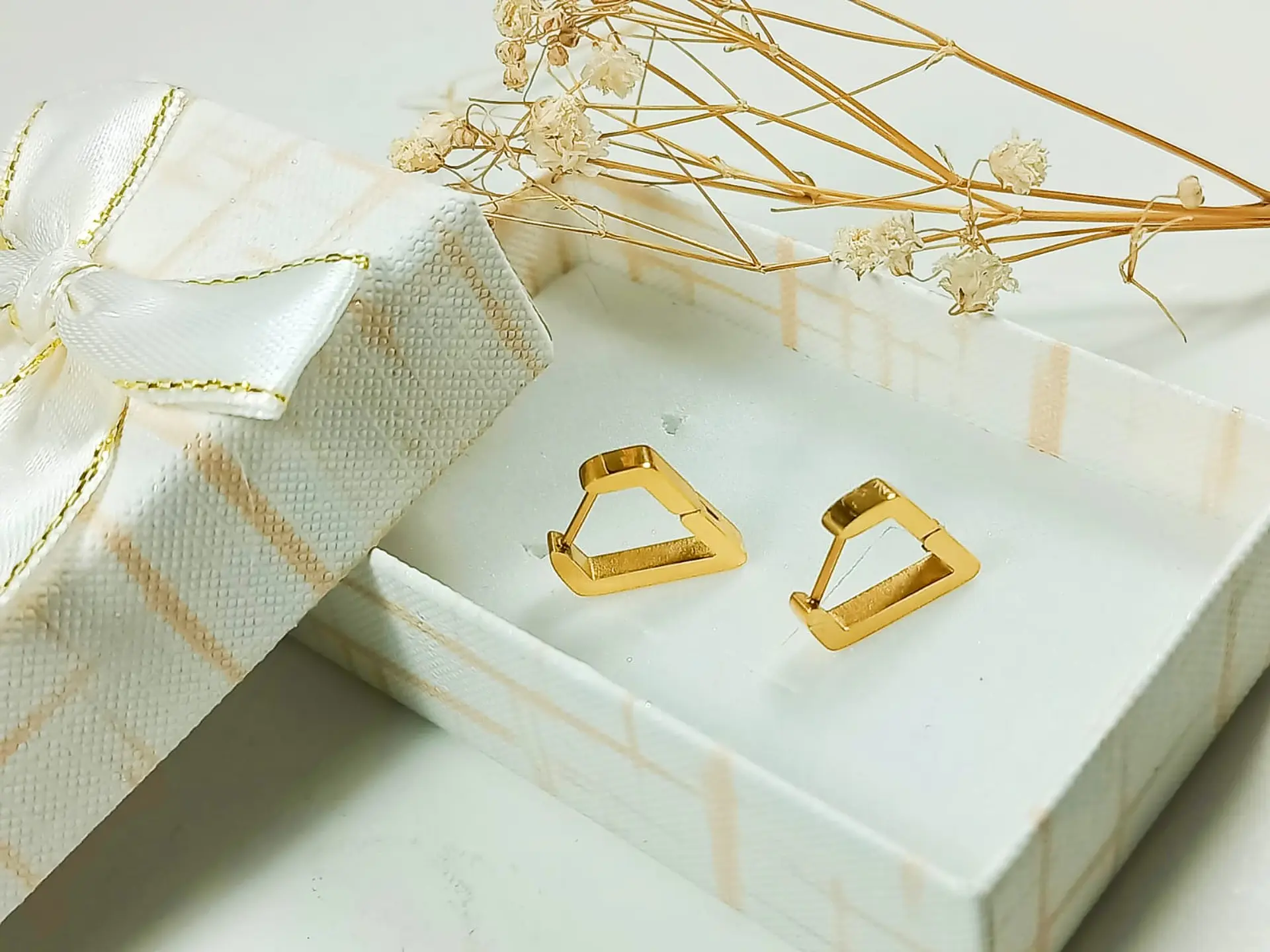 Argolla Aros Huggies Minimalista Triangulo Moderno Chapada En Oro 2