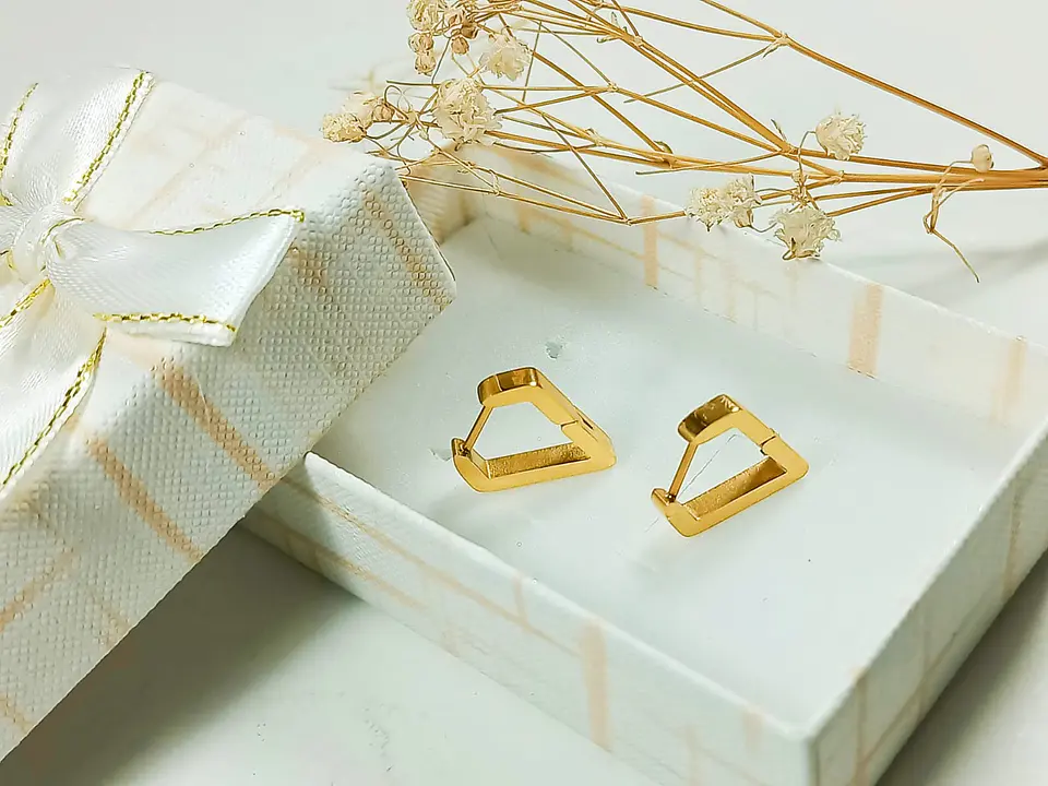 Argolla Aros Huggies Minimalista Triangulo Moderno Chapada En Oro 2