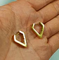 Argolla Aros Huggies Minimalista Triangulo Moderno Chapada En Oro - Miniatura 4