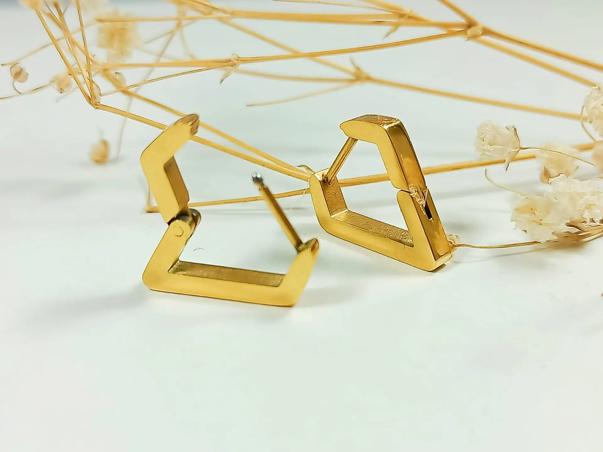 Argolla Aros Huggies Minimalista Triangulo Moderno Chapada En Oro 6