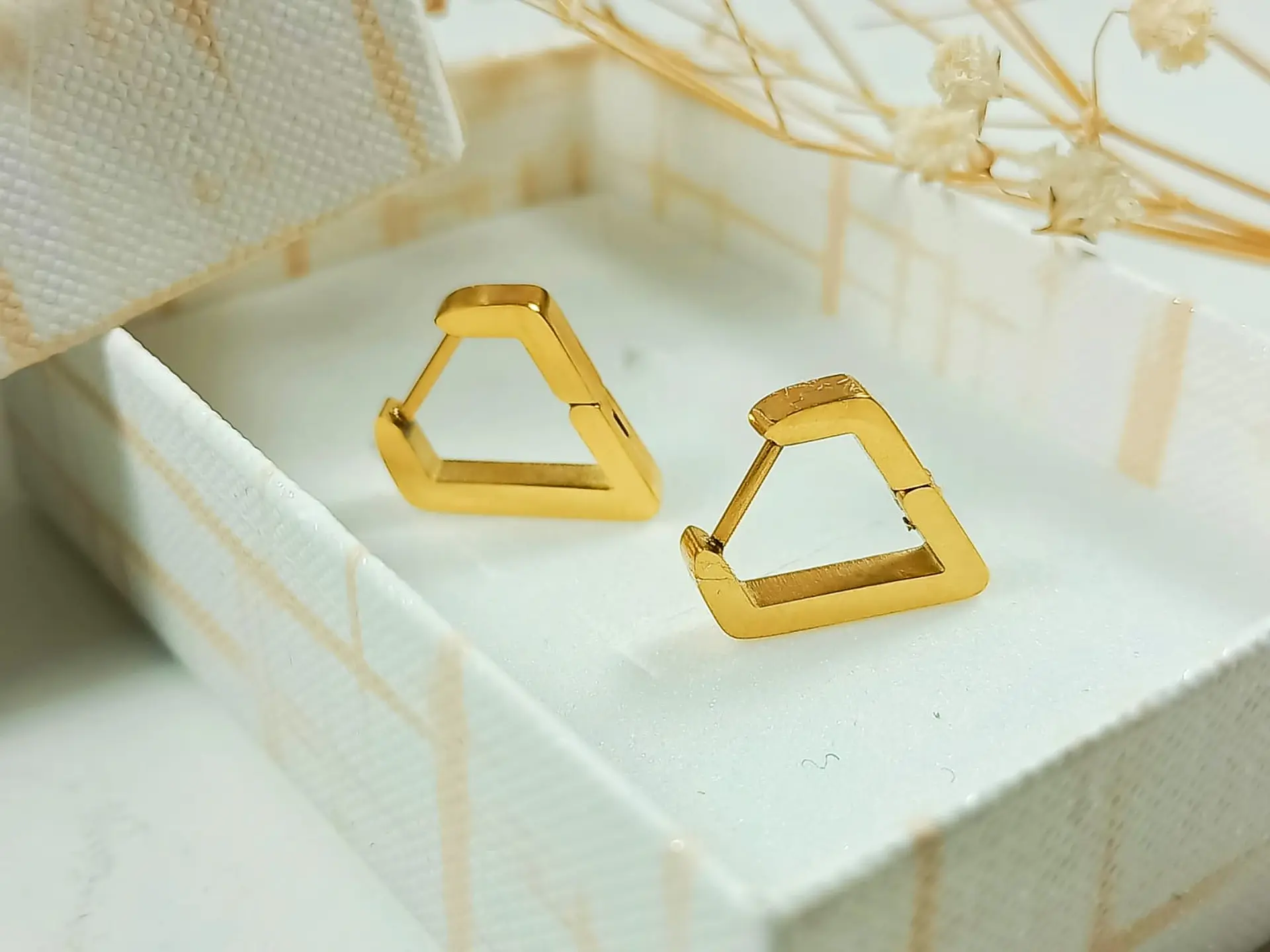Argolla Aros Huggies Minimalista Triangulo Moderno Chapada En Oro 9