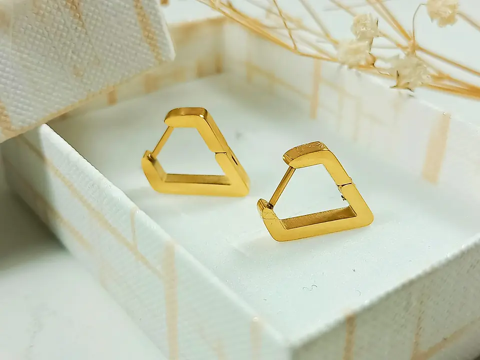 Argolla Aros Huggies Minimalista Triangulo Moderno Chapada En Oro 9
