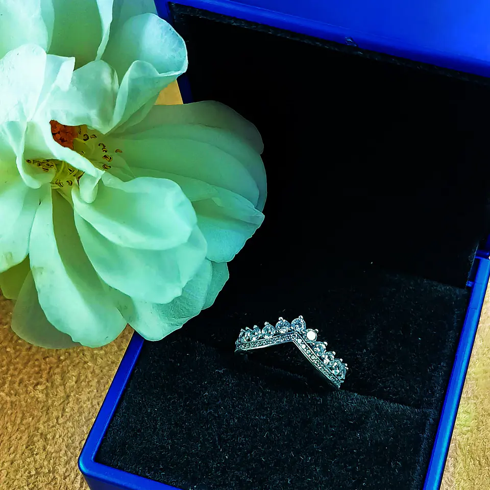 Anillo forma corona decorado con circonios Plata fina ley S925 Compromiso Apilable 2
