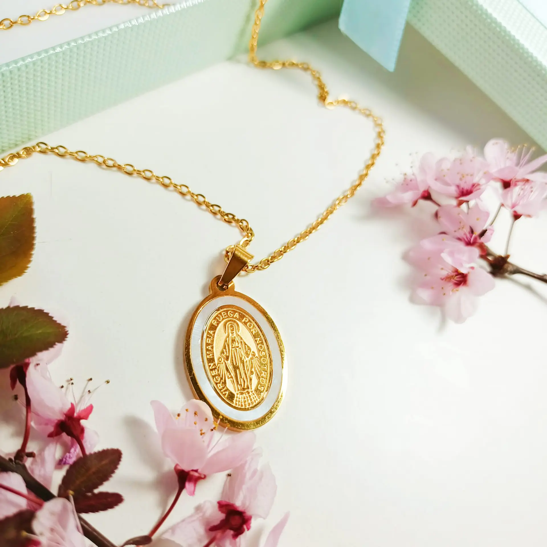 Colgante Medalla Virgen María Nácar Chapada En Oro 18k Amor 8