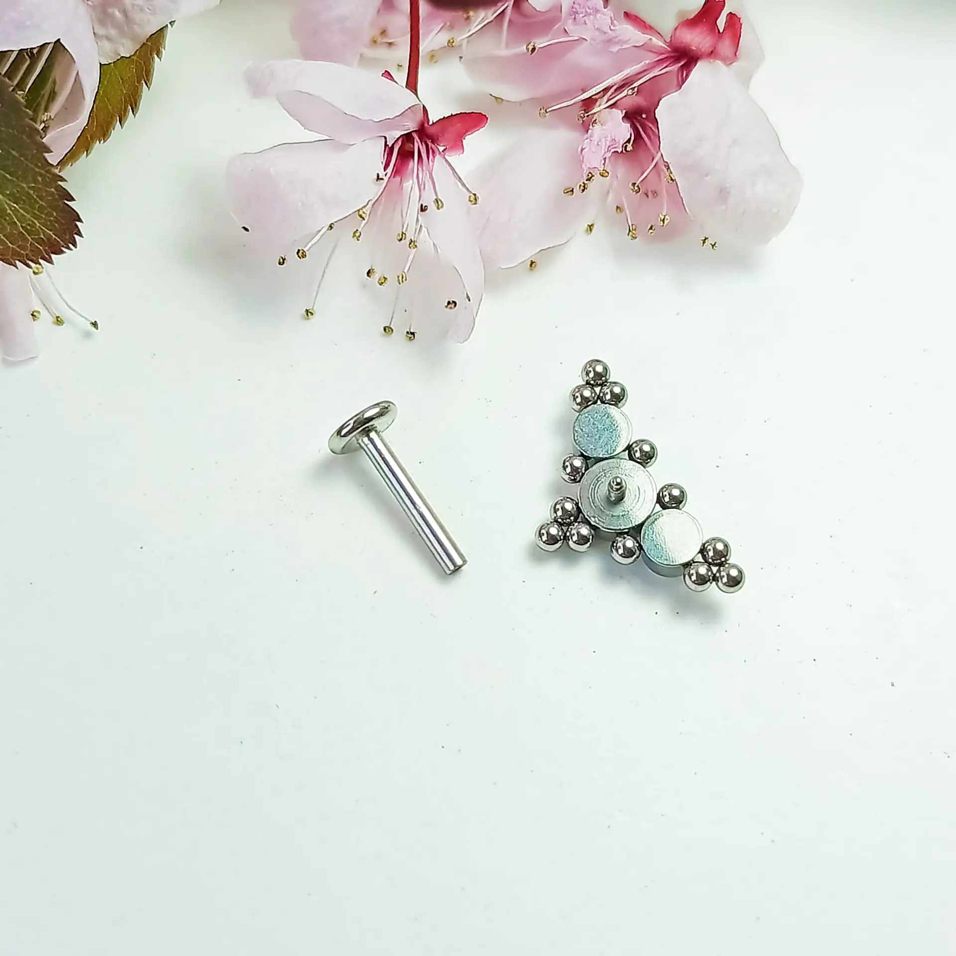 Piercing Oreja flat Labret Modelo Isósceles Hipoalergenico Unidad 7