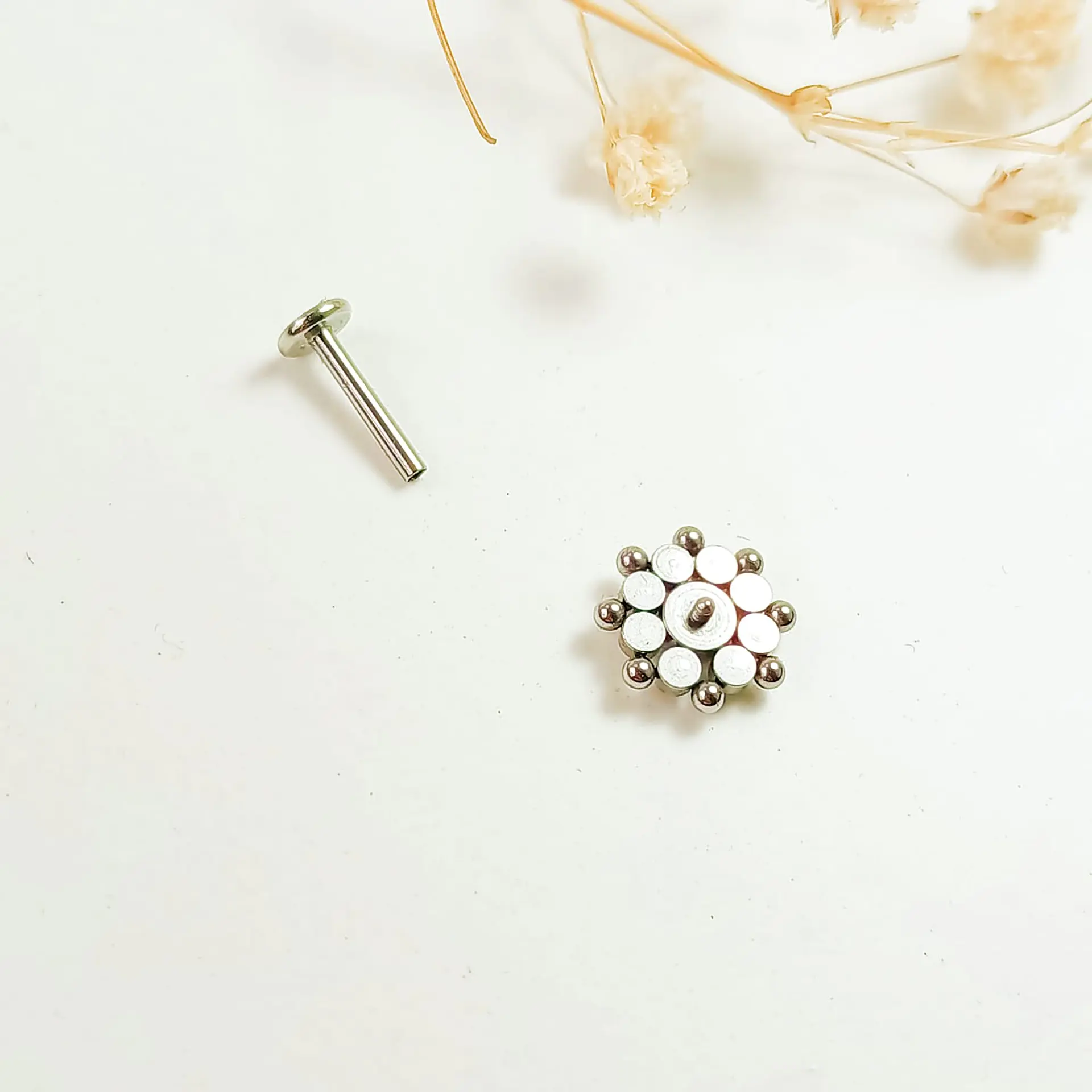 Piercing Oreja Tragus Conch Labret Modelo Flor Hipoalergenico Unidad 4
