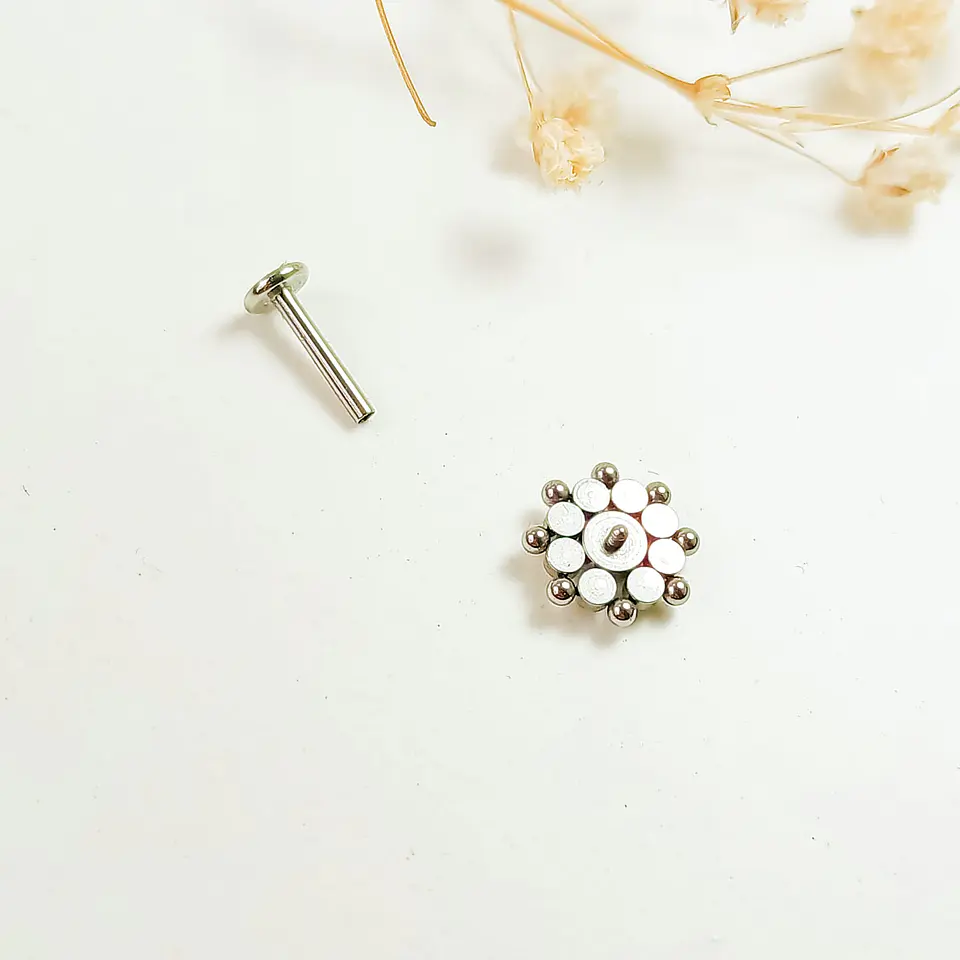 Piercing Oreja Tragus Conch Labret Modelo Flor Hipoalergenico Unidad 4