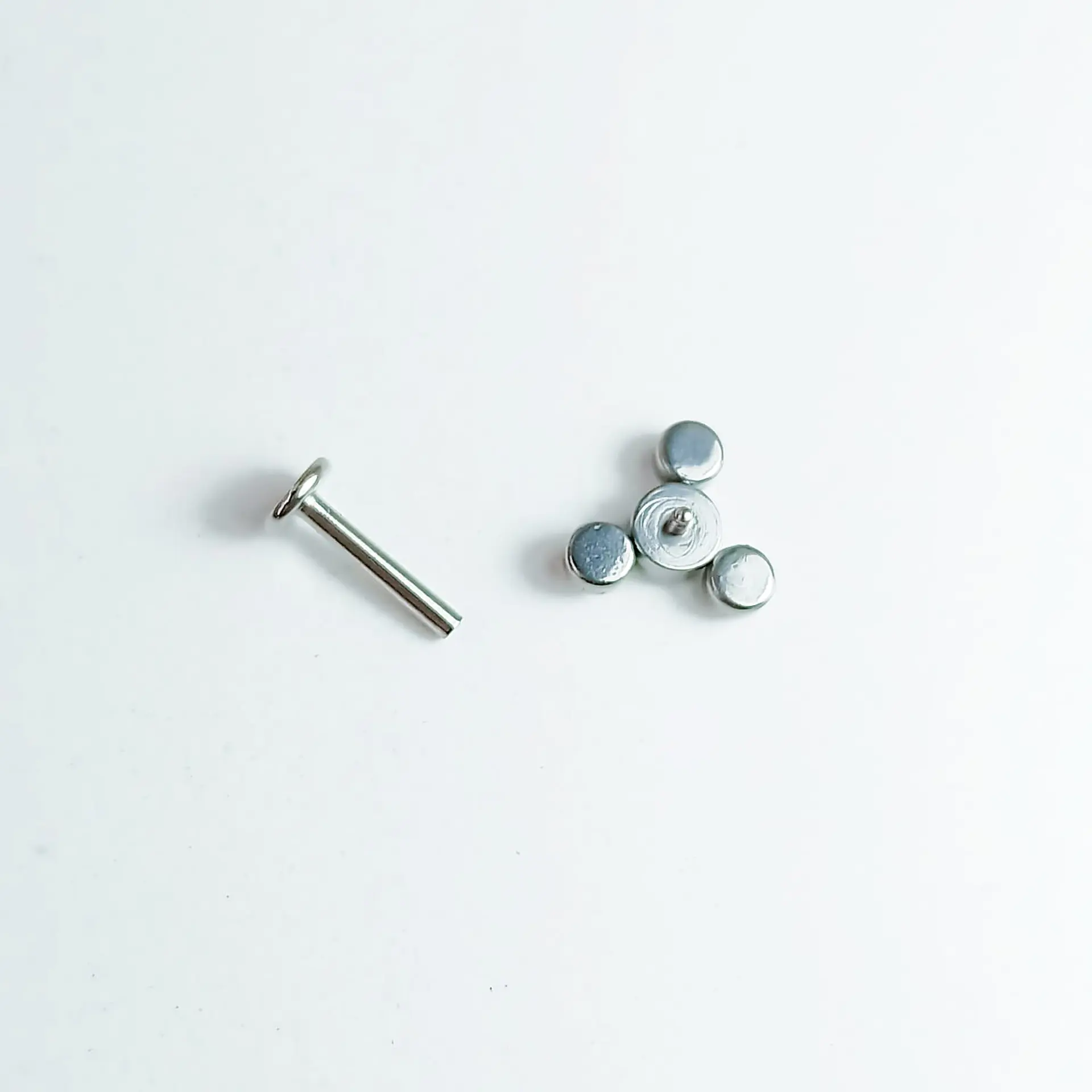 Piercing Oreja Tragus Conch Labret Modelo Triqueta de zirconio Hipoalergenico Unidad 3