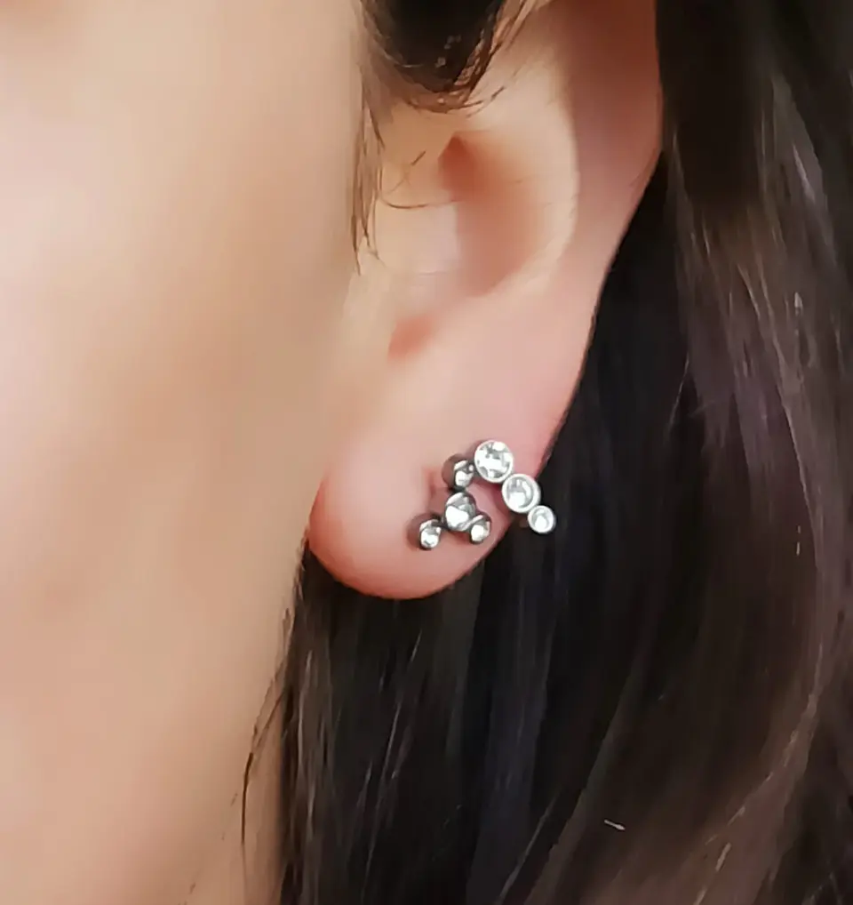 Piercing Oreja Tragus Conch Labret Modelo Triqueta de zirconio Hipoalergenico Unidad 4