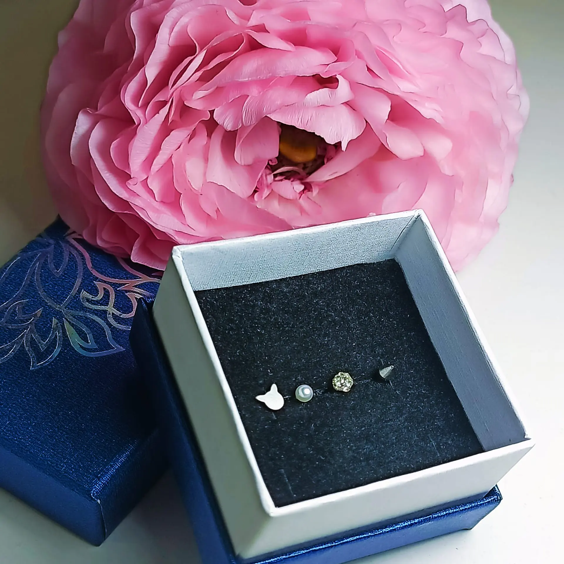 Set Piercing Modelo Kitty kpop Acero Quirúrgico Nostril Labret Cono Perla Pack 10