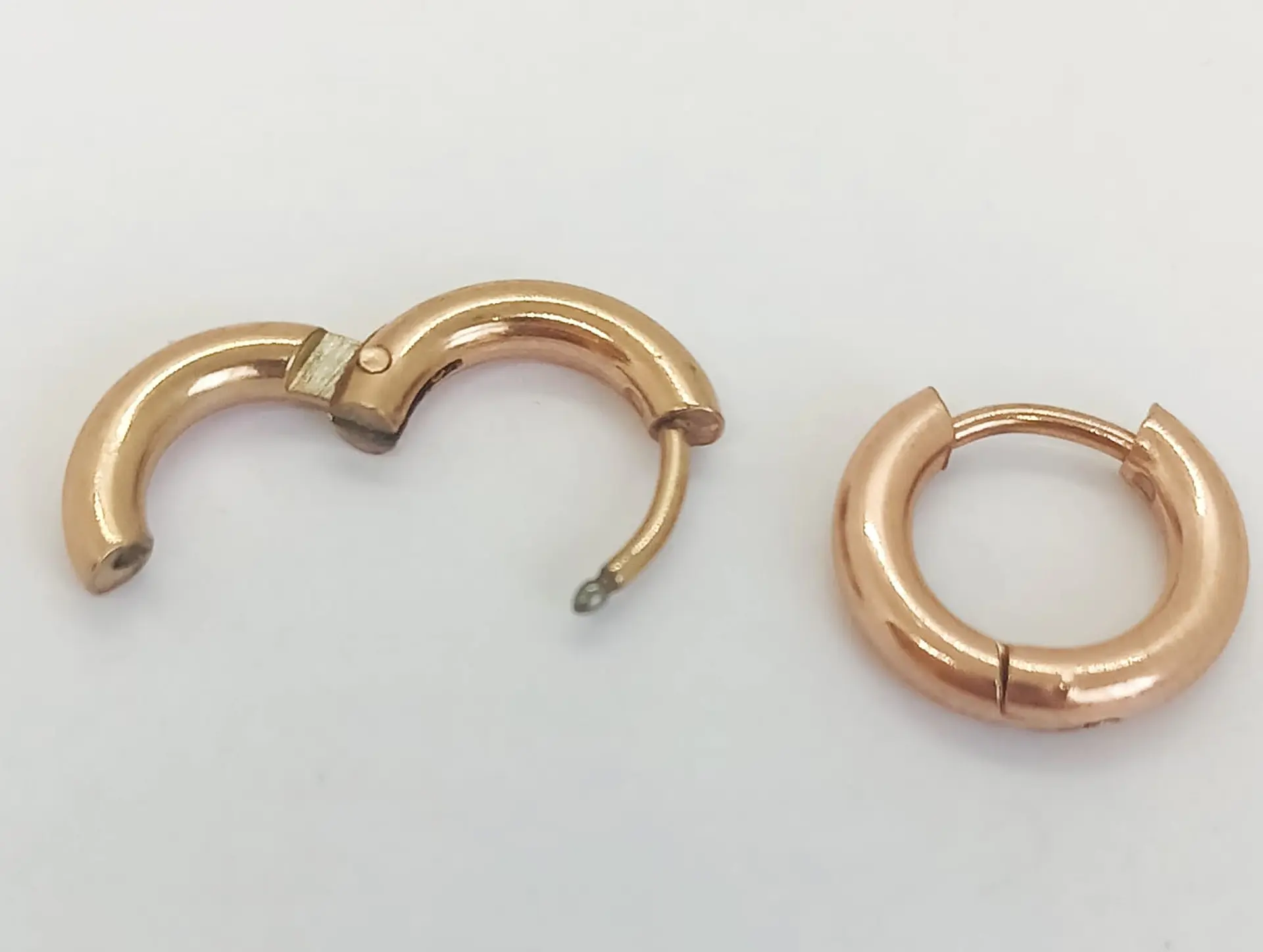 Argollas Huggies chicas 8mm enchapadas en oro rosa 18kl  5