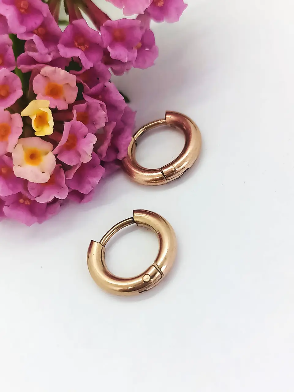 Argollas Huggies chicas 8mm enchapadas en oro rosa 18kl  7