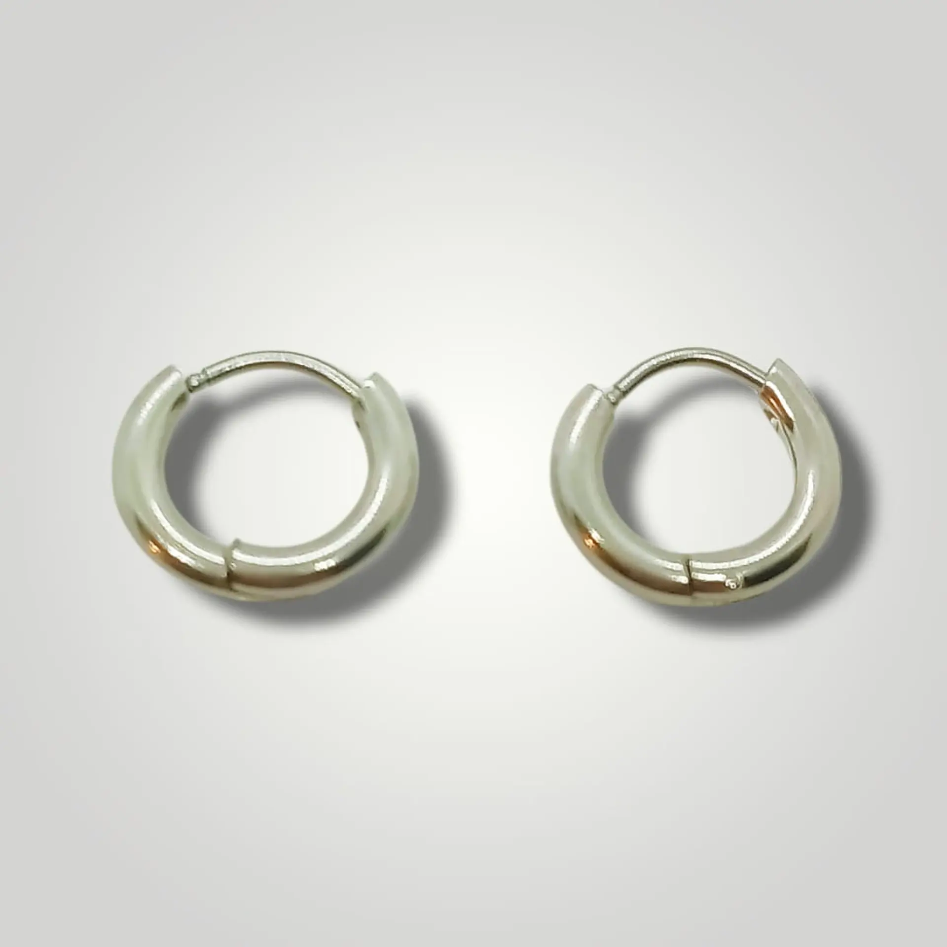 Argollas Huggies hipoalergénico 13mm plateadas 4