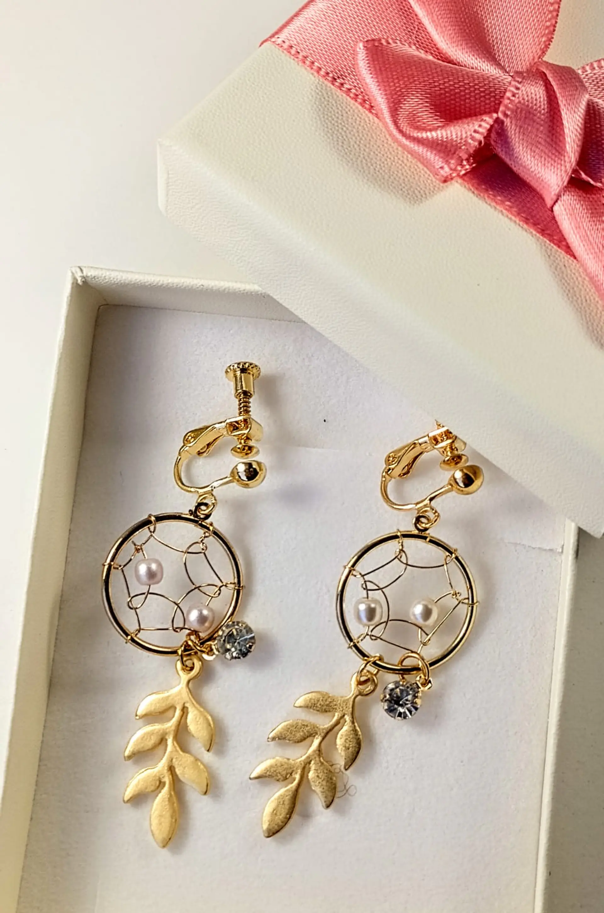 Pendientes sin perforaciones atrapasueños perla zirconia 2
