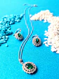Set collar con dije y aros de Gema Esmeralda en Plata fina ley S925 - Miniatura 4
