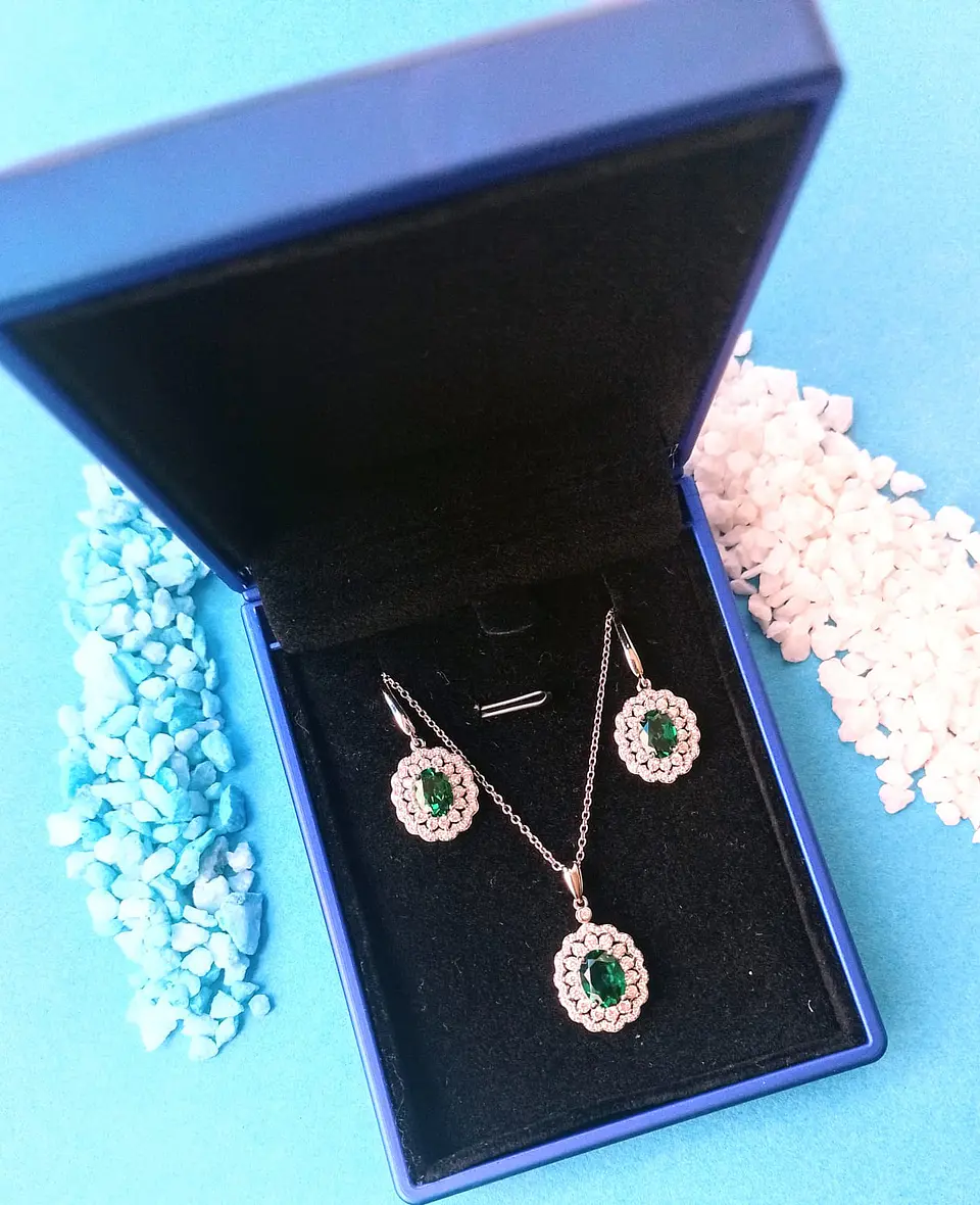 Set collar con dije y aros de Gema Esmeralda en Plata fina ley S925 2