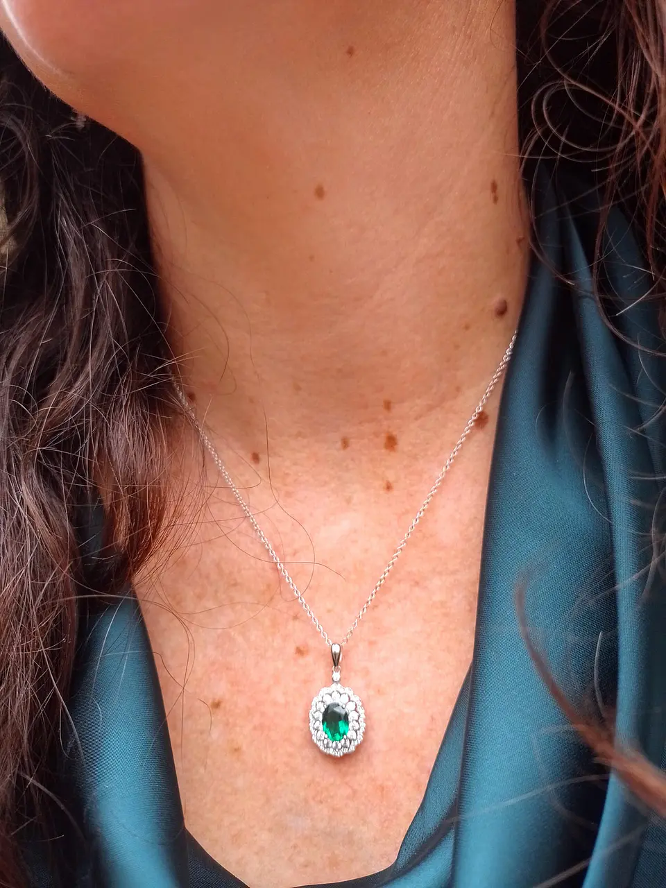 Collar con dije Colgante de Gema Esmeralda enmarcada en leucozafiros todo en plata fina ley S925 2