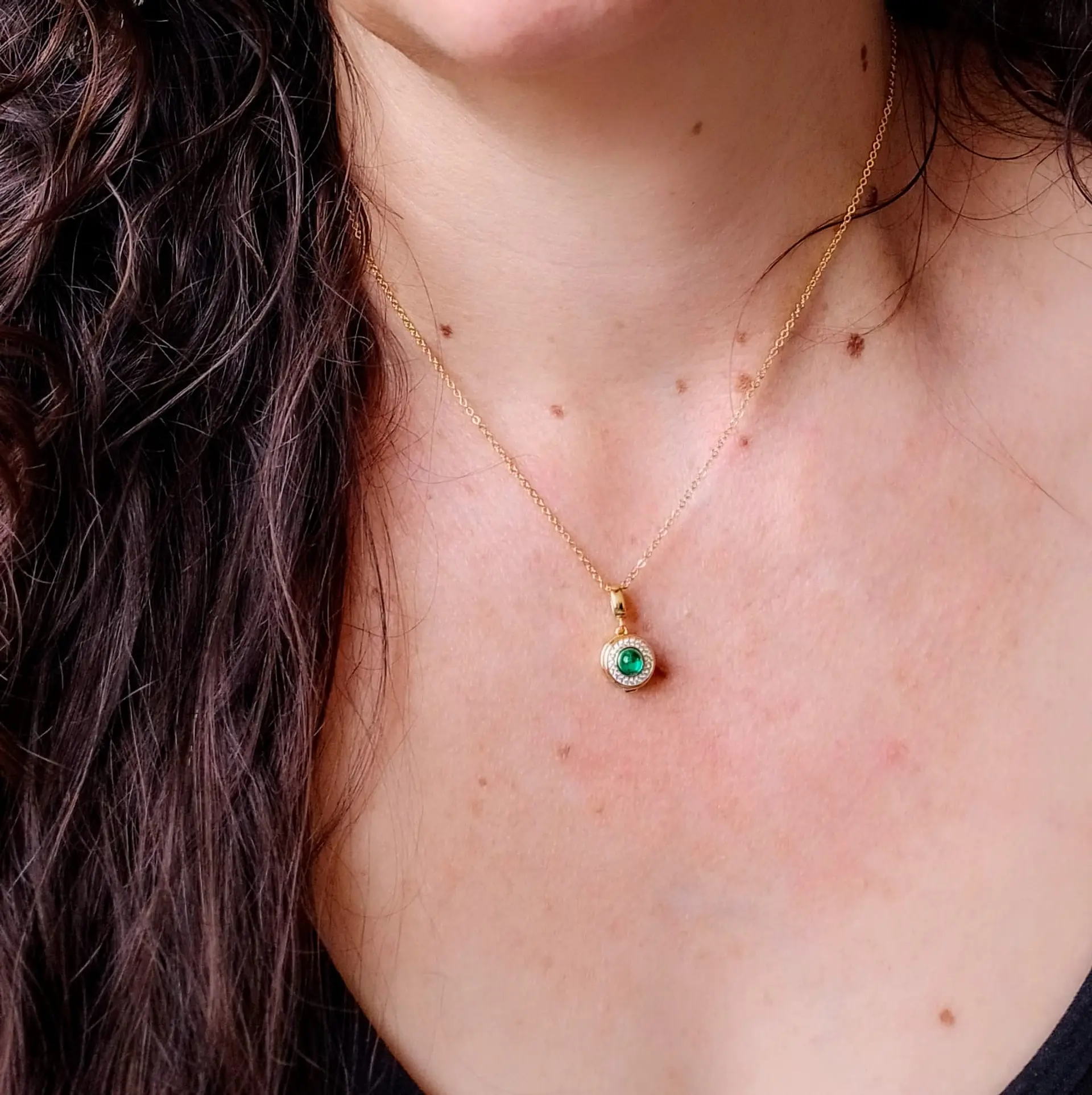 Colgante Gema Esmeralda con deposito secreto plata con baño de oro 18k 10