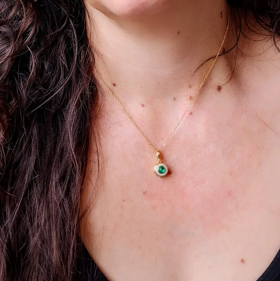 Colgante Gema Esmeralda con deposito secreto plata con baño de oro 18k 10