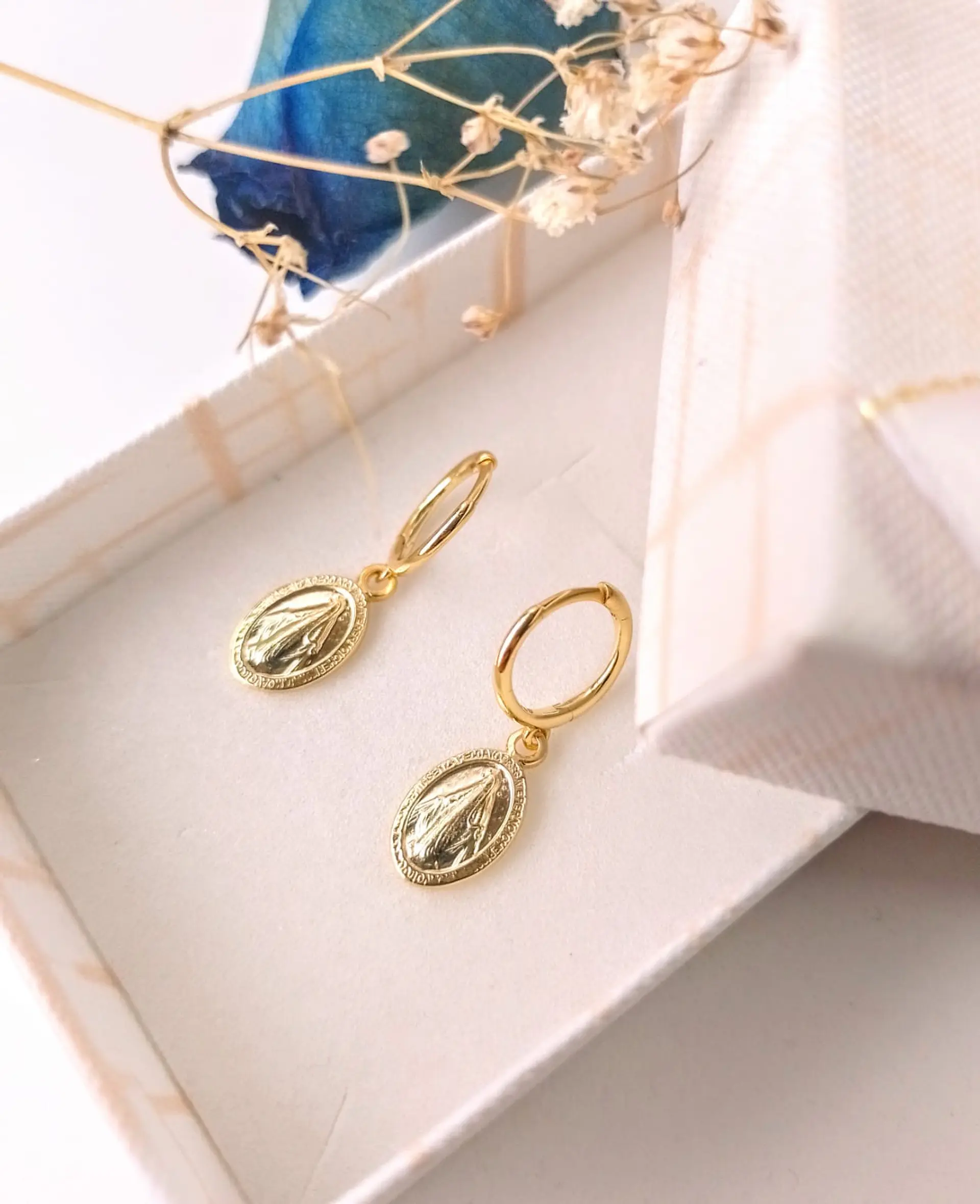 Argollas Huggies Virgen de La Milagrosa Plata fina 925 chapada en Oro 18k 3