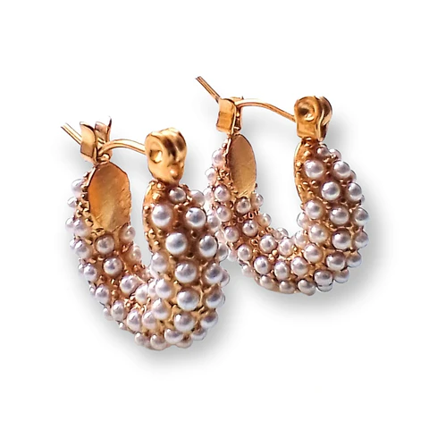 Argollas bote chicas con perlas chapadas en oro 18k
