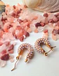 Argollas bote chicas con perlas chapadas en oro 18k - Miniatura 7