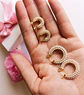 Aros Bote Perla Huggie Chapada En Oro 18k Pack Madre Hija - Miniatura 6