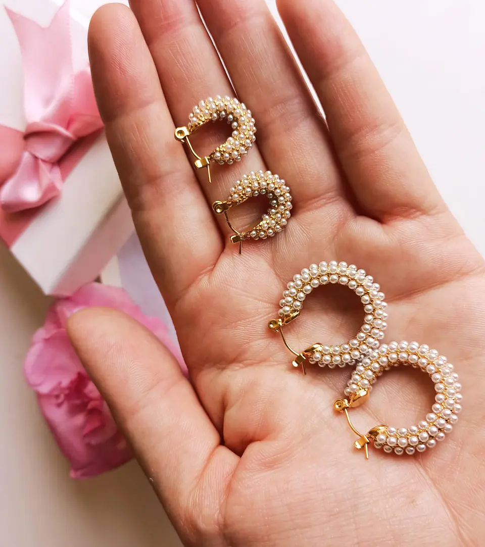 Aros Bote Perla Huggie Chapada En Oro 18k Pack Madre Hija 6
