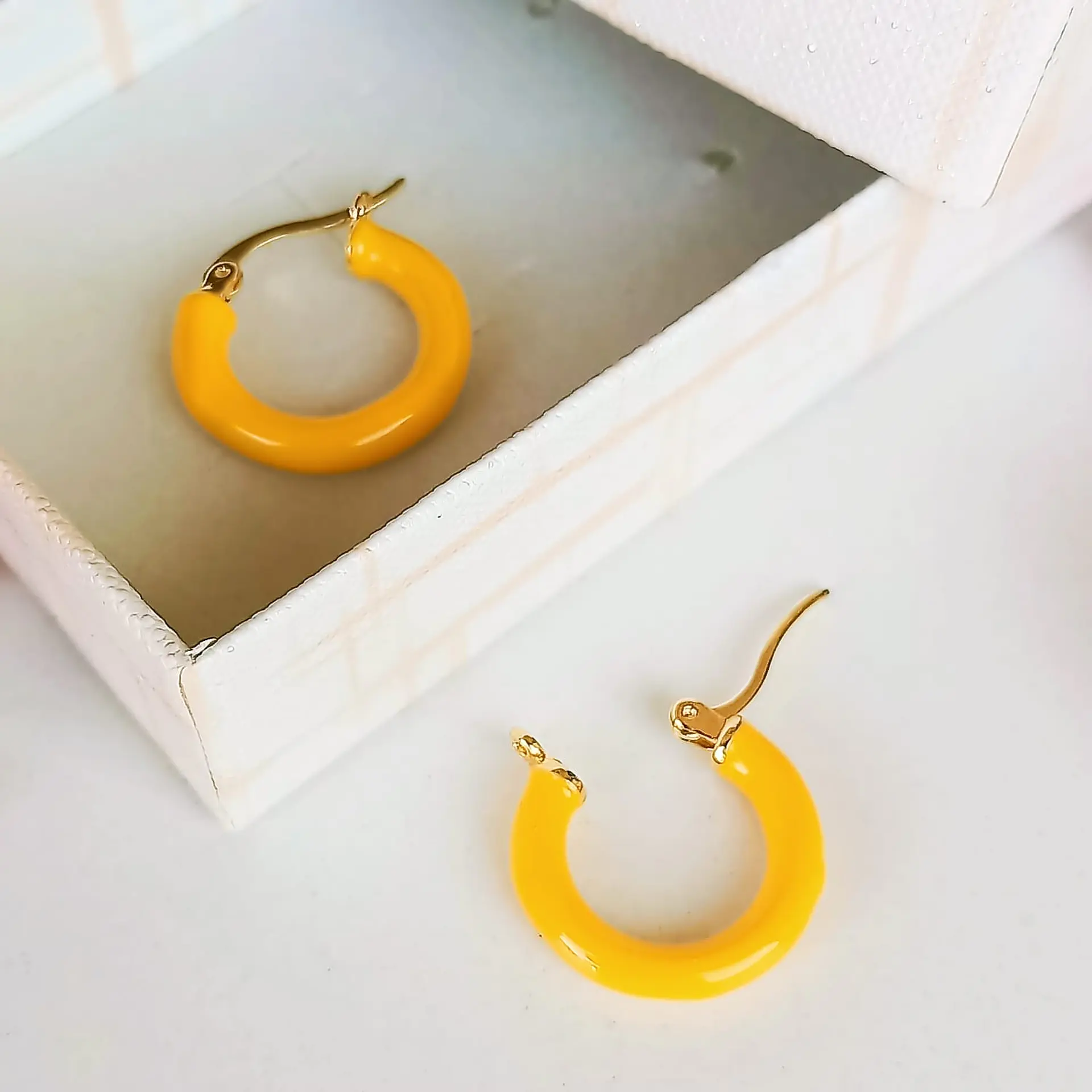 Argollas hoop chapadas en oro 18k amarillo Neon  3
