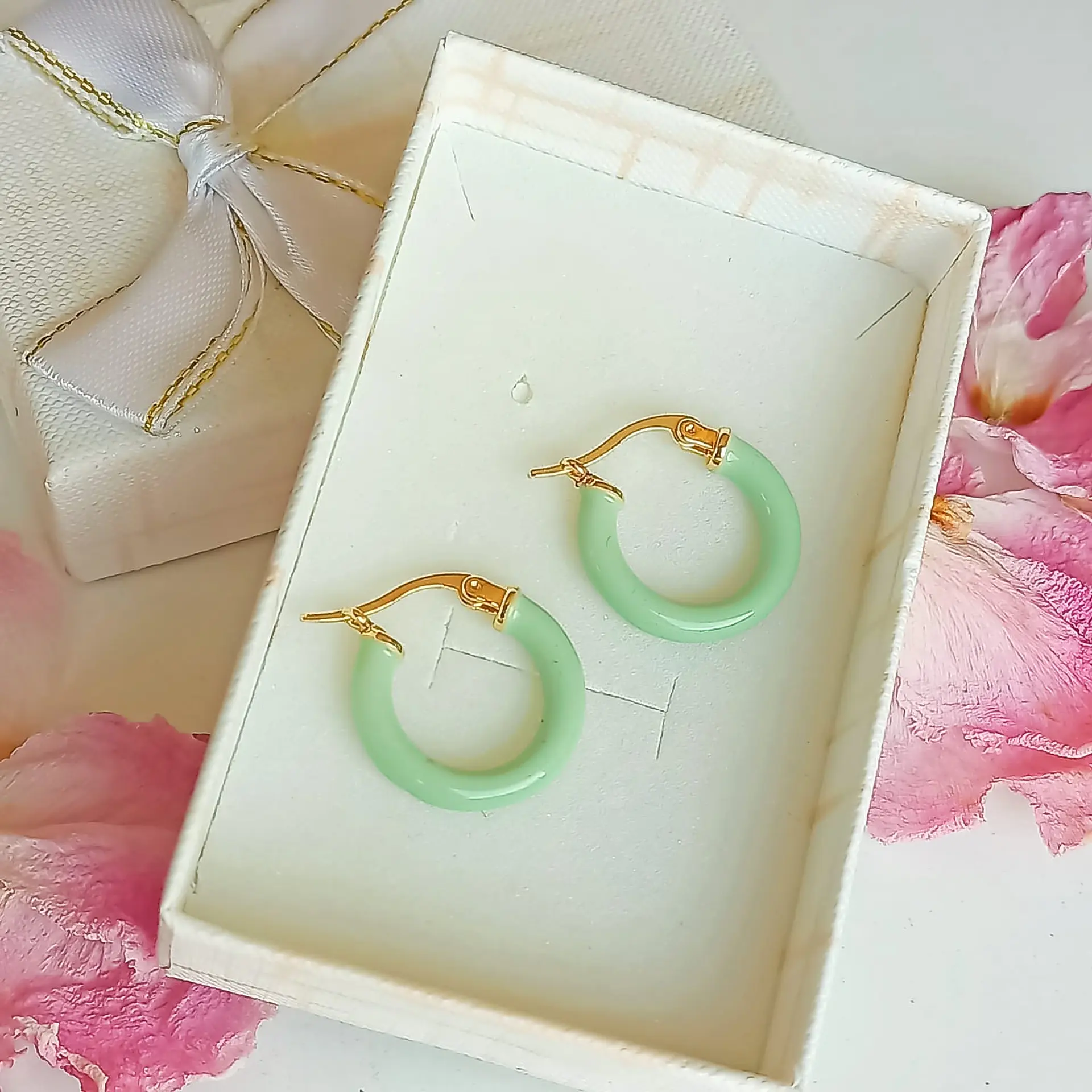 Argollas hoop medianas chapados en oro 18k Verde menta  2