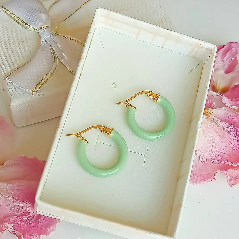 Argollas hoop medianas chapados en oro 18k Verde menta  2