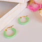 Argollas hoop medianas chapados en oro 18k Verde menta  - Miniatura 3