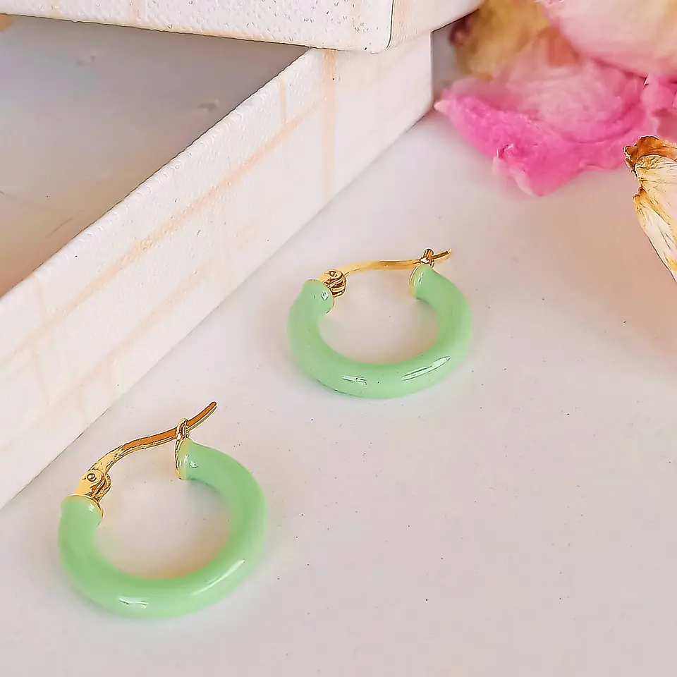 Argollas hoop medianas chapados en oro 18k Verde menta  3