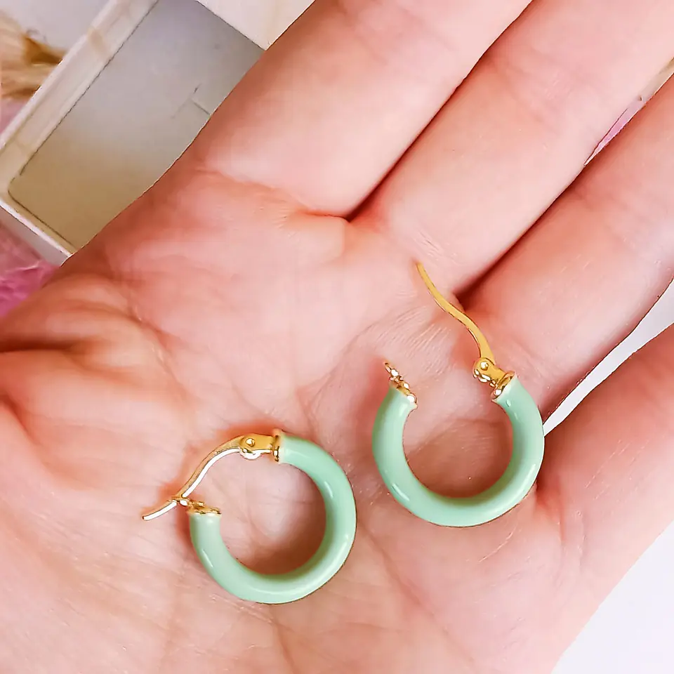 Argollas hoop medianas chapados en oro 18k Verde menta  4